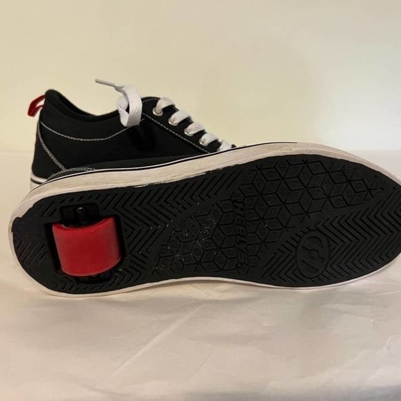 Heelys black white roller shoes US 7, EU 39 - Picture 7 of 11